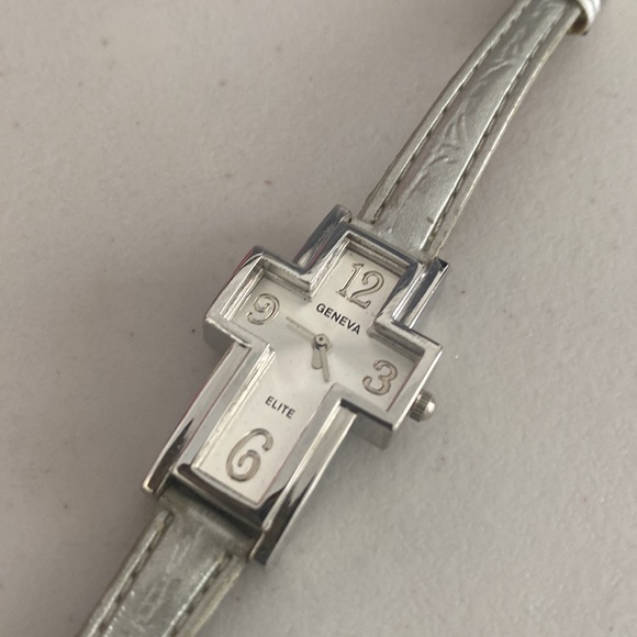 Geneva cross watch in good condition - Picture 4 of 4